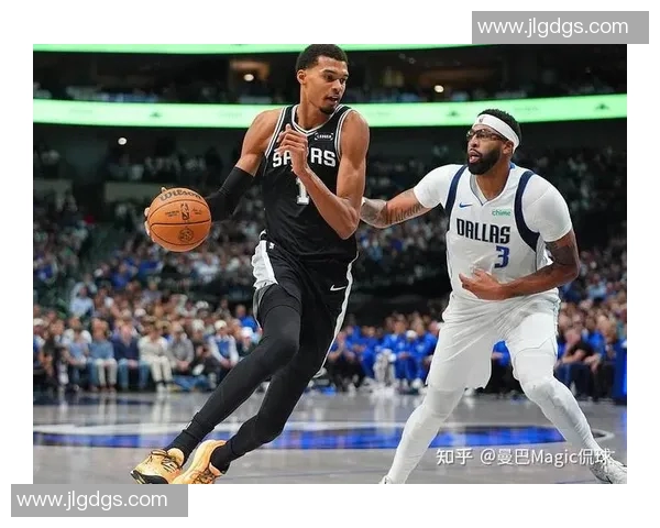 马刺三杀送独行侠7连败：卡斯尔40+12+12生涯新高 文班16+11